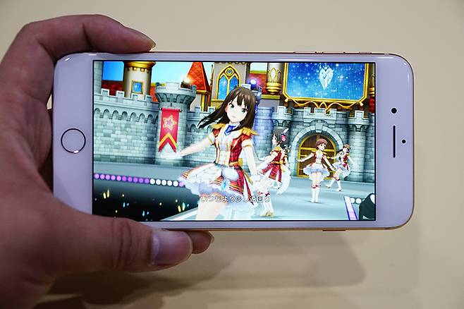아이폰8 플러스에서 게임을 구동하는 모습.