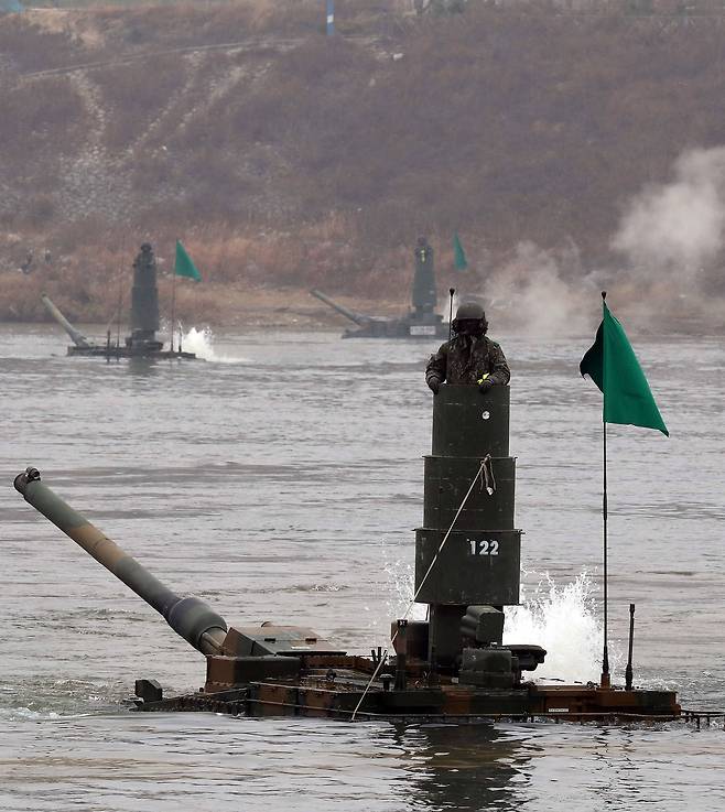 '육군 제20기계화보병사단 K2전차 잠수도하훈련'이 21일 오전 경기도 여주시 연양동 도하훈련장에서 실시됐다. K2 전차가 남한강을 잠수해 건너 육지로 올라오고 있다. 우상조 기자