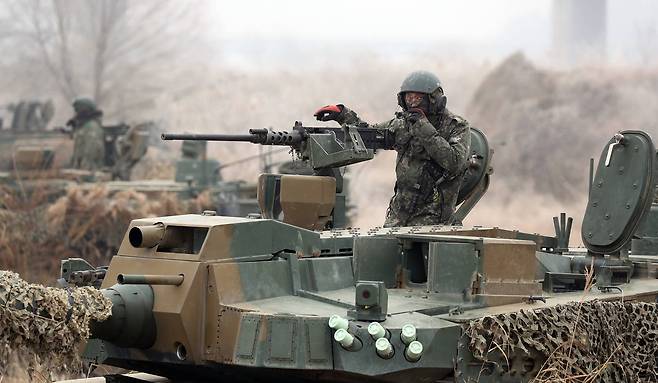 강 주변에 도열한 K2전차가 연막탄 발사 명령을 기다리고 있다. 우상조 기자