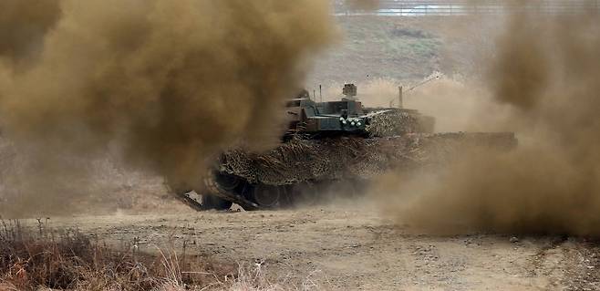 K2 전차가 연막탄 속에서 기동훈련을 하고 있다. 우상조 기자
