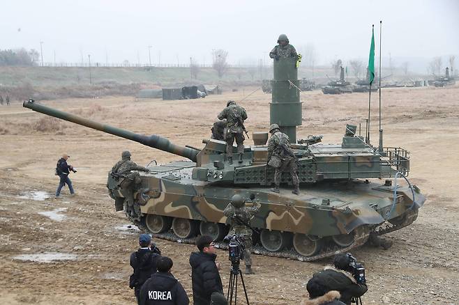 제 20 기계화사단병들이 K-2 전차 도하 직전 마지막 점검을 하고 있다. 우상조 기자 /20171121