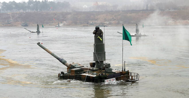 K2전차들이 적군의 시야를 가리기 위한 연막과 스모그를 헤치고, 남한강을 잠수해 건너 육지로 올라오고 있다. 우상조 기자