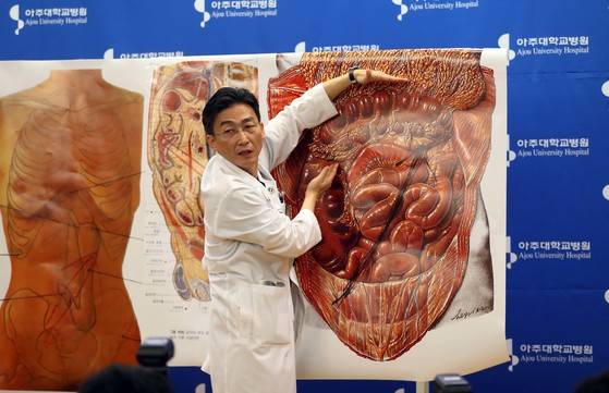 이국종 아주대병원 중등외상센터장이 22일 오전 경기도 수원 아주대병원에서 기자회견을 열고 이곳 중환자실에서 치료중인 JSA 귀순 북한병사의 상태에 대해 설명했다. 박종근 기자