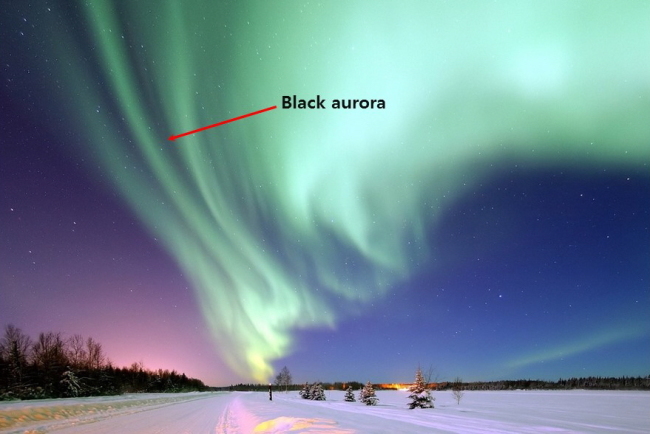 화살표에 표시된 부분과 같이 어두운 띠로 나타나는 영역을 블랙오로라라고 하며 인공위성에 의해 이 영역에서 강한 전기장이 측정됐다.[제공=국가핵융합연구소]