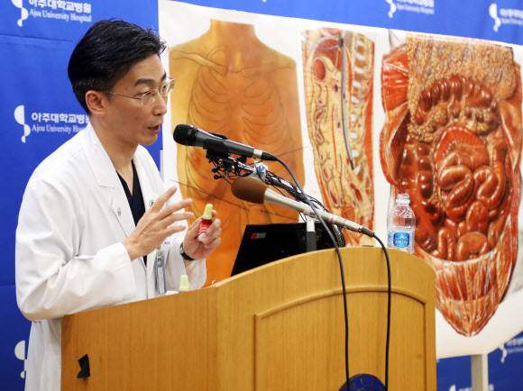 귀순 북한 병사 상태 설명하는 이국종 교수 - 22일 오전 경기도 수원시 아주대학교병원에서 이국종 교수가 총상을 입은 채 귀순한 북한군 병사의 회복 상태 등을 설명하고 있다. 연합뉴스 귀순 북한 병사 상태 설명하는 이국종 교수 - 22일 오전 경기도 수원시 아주대학교병원에서 이국종 교수가 총상을 입은 채 귀순한 북한군 병사의 회복 상태 등을 설명하고 있다. 연합뉴스