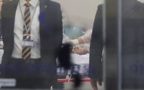 지난 13일 귀순하다 북한군의 총격으로 부상을 입고 헬기로 긴급 이송된 귀순 북한 병사 모습. 이날 이국종 교수는 긴급 응급 수술에 돌입했다.