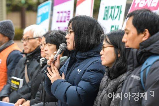 2018학년도 대학수학능력시험일인 23일 서울 종로구 청계광장에서 새로운 교육체제 수립 위한 사회적교육위원회가 주최한 '대입자격고사-대학평준화 도입' 촉구 기자회견에 참가한 청소년이 수능 거부 선언을 하고 있다./사진=강진형 기자