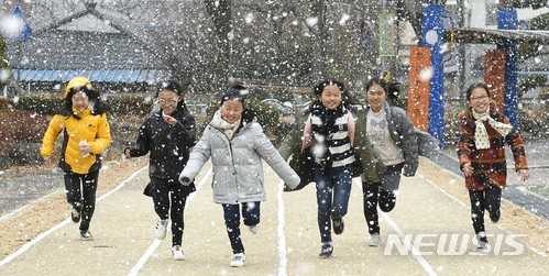 【함양=뉴시스】 23일 경남 함양군 함양초등학교 학생들이 첫눈을 맞으며 즐거워 하고 있다. 2017.11.23. (사진=함양군청 김용만 주무관 제공) photo@newsis.com