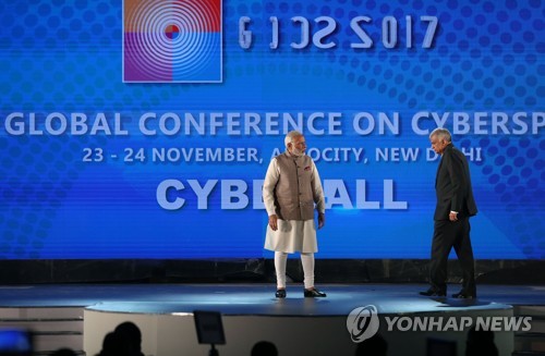 23일 인도 뉴델리에서 열린 국제 사이버 스페이스 총회에서 나렌드라 모디(왼쪽) 인도 총리와 라닐 위크레메싱게 스리랑카 총리가 단상에 올라오고 있다.[AFP=연합뉴스]
