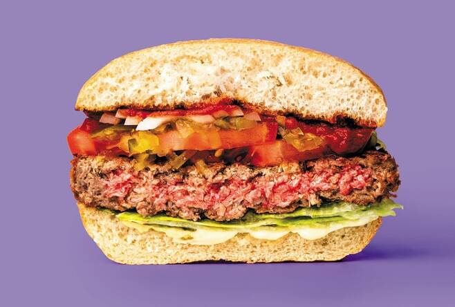 진짜 고기 대신 콩 단백질로 만든 패티로 만든 햄버거. 구우면 즙이 흘러나와 진짜 고기 같은 식감을 준다고 한다. 기술의 발전은 끝이 없다./임파서블푸즈 제공