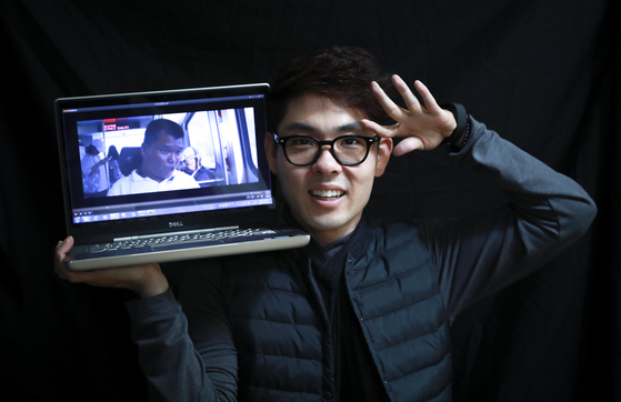 24일 대한민국 평생학습대상을 수상하는 김종민씨가 노트북으로 들고 포즈를 취했다. 노트북 속 화면은 김씨가 장애인들과 함께 제작한 단편영화의 한 장면이다. 임현동 기자