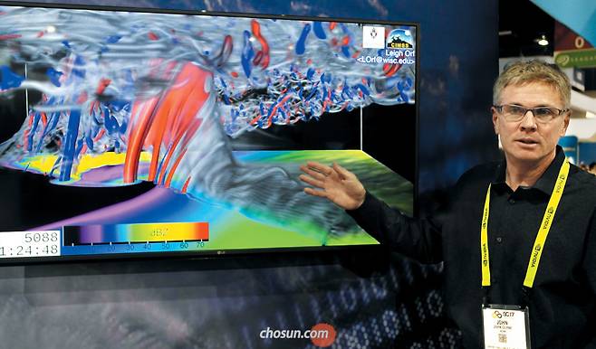 수퍼컴퓨팅 콘퍼런스 2017에서 미국 국립대기과학연구소(NCAR)의 존 클라인 박사가 컴퓨터 화면에 3D로 구현한 태풍을 소개하고 있다./덴버(미국)=강동철 특파원