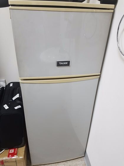 이국종 센터장이 연구실에서 먹을 것을 보관하는 냉장고. 오래된 냉장고지만 문제 없이 작동된다. 신성식 기자