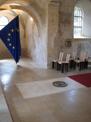 ▲ 프랑스 메스의 성 쿠엔틴 성당에 안장된 슈만의 묘지와 EU 깃발. ⓒ이병한