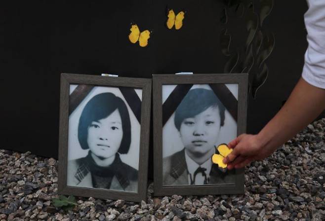 2002년 미군 궤도차량에 치여 숨진 미선,효순 양의 11주기 추모행사가 13일 오전 경기도 양주시 광적면 사고 현장에서 열려 참석자들이 고인의 넋을 위로하고 있다. 양주/박종식 기자 anaki@hani.co.kr