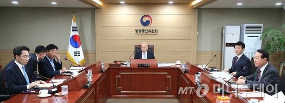 이효성 방송통신위원회 위원장이 2일 오전 경기도 과천시 정부과천청사 방송통신위원회 회의실에서 열린 2017년 제39차 방송통신위원회 전체회의를 주재하고 있다. 사진=뉴스1.