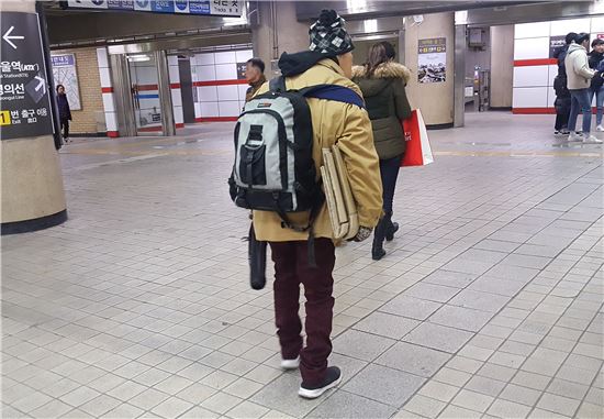오후 5시가 넘어서면 지하철 1ㆍ4호선 서울역 지하보도엔 노숙인들이 박스를 들고 하나 둘 자리를 잡기 시작한다. (사진=이승진 기자)