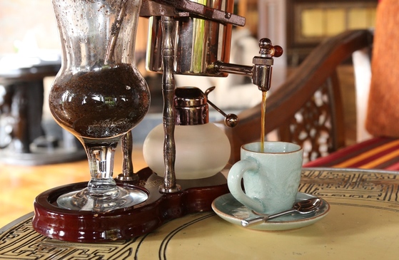 코끼리 배설물에서 얻은 생두를 정제해 코끼리똥 커피, 블랙아이보리커피 원두를 얻는다. 코끼리똥 커피를 에스프레소 머신에서 추출하는 모습.