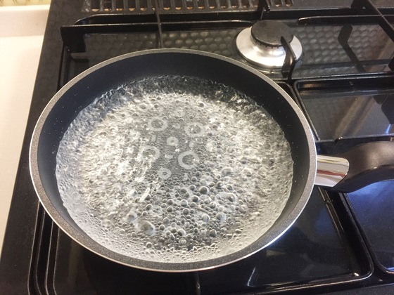 그 상태로 5분간 팔팔 끓인다. 이 과정에서 화학약품과 중금속이 물에 녹아 나온다.