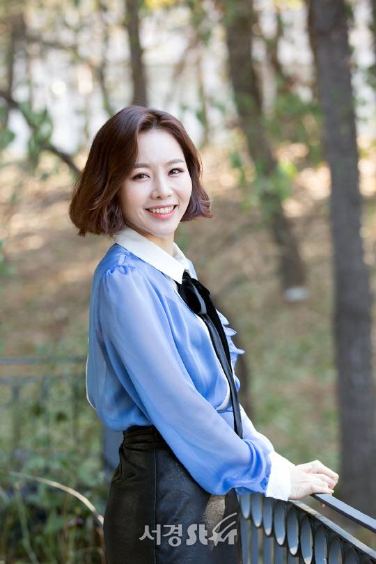 뮤지컬 ‘안나 카레니나’에 출연하는 배우 이지혜가 최근 서울 광진구 한 카페에서 서경스타와의 인터뷰에 앞서 포토타임을 갖고 있다./사진=조은정 기자