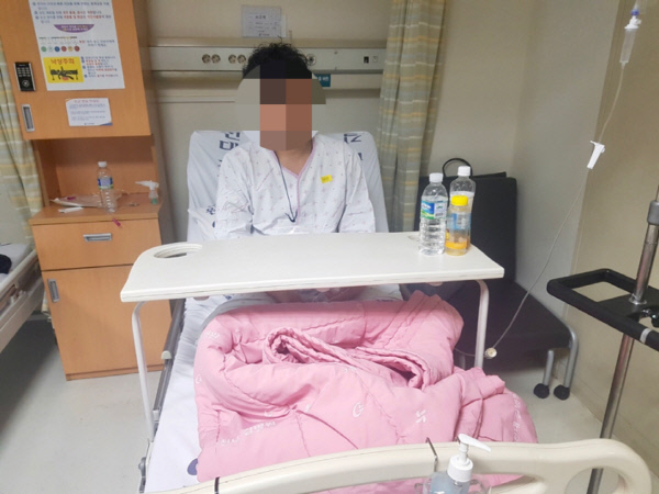 생존자 서모씨가 인천 길병원에서 취재진과 이야기를 나누고 있다./사진공동취재단