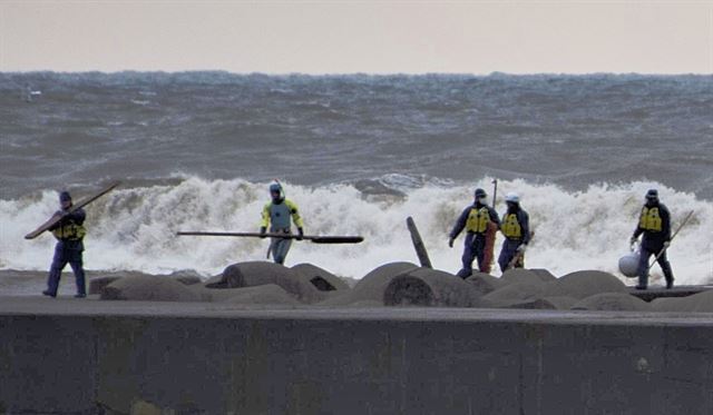 지난달 23일 북한 남성 8명이 아키타현 유리혼조 해안에 도착한 다음날 목선이 거센 파도에 없어지자, 잠수부들이 수색작업을 벌이고 있다.