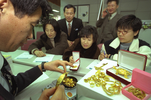 '금모으기 운동' 시행 첫날인 1998년 1월5일 주택은행 지점에서 일반 시민들이 금을 내고 있는 모습. [중앙포토]