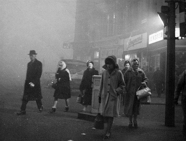 그레이트 스모그 다음 날인 1952년 12월 6일의 영국 런던 풍경. 저 환경재앙으로 시민 1만2,000여 명이 숨졌다. AP 자료사진