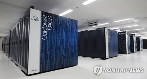 일본에서 가장 빠른 슈퍼컴퓨터 [가시와<일 지바현> 교도=연합뉴스 자료사진] 일본에서 가장 빠른 계산속도를 가진 슈퍼컴퓨터 '오크포리스트 팩스(Oakforest PACS)'가 2016년 12월 도쿄대 가시와캠퍼스에서 운용을 시작했다. 2017.9.15