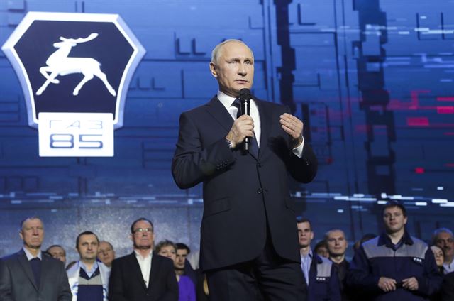 블라디미르 푸틴(가운데) 러시아 대통령이 6일 니즈니 노브고로드에 위치한 '고르키 자동차 공장(GAZ)'의 제조 현장을 찾아 차기 대선 출마 계획을 밝히고 있다. AP 연합뉴스