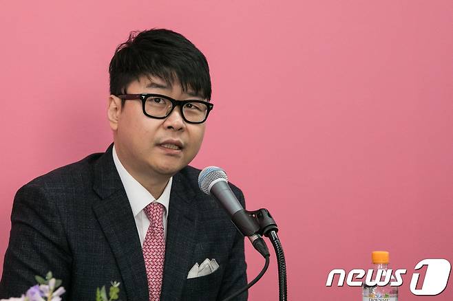 스티브 김(한국명 김대성) 가우디움어소시에이츠 대표가 8일 서울 서초구 서초동 예술의전당 한가람미술관에서 열린 기자간담회에서 마리 로랑생의 작품세계를 설명하고 있다. 7.12.8/뉴스1 © News1 박정환 기자