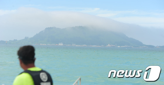 제주시 협재리 비양도에 구름이 걸려있다.2016.7.8/뉴스1 © News1 이석형 기자