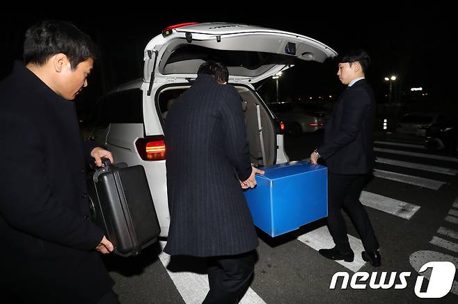 경찰청 지능범죄수사대 관계자들이 8일 충북지방경찰청 청문감사관실 등을 압수수색한 뒤 압수품을 차에 싣고있다. 경찰청은 감찰 조사를 받아 스스로 목숨을 끊은 충주경찰서 소속 여경 사건과 관련해 압수수색에 나섰다. 2017.12.8/뉴스1 © News1 김용빈 기자