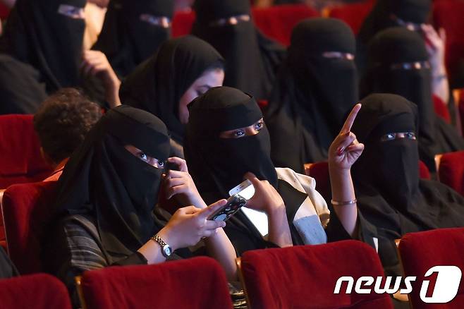 사우디아라비아 여성들이 지난 10월 리야드에서 열린 영화행사에서 영화를 즐기고 있다. © AFP=뉴스1