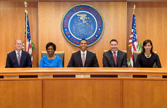 5명으로 구성된 미국 연방통신위원회. 제시카 로젠워슬(맨 오른쪽) 위원이 아짓 파이 위원장(가운데)을 정면 비판한 칼럼을 게재했다. (사진=FCC)
