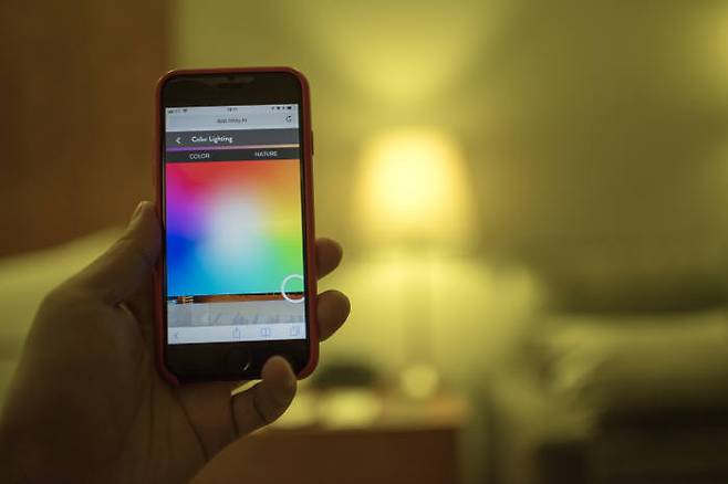 스마트폰에서 조명의 색상을 다양하게 바꿀 수 있다.