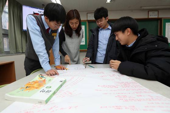 과학수업 시간에 조별로 모둠을 지어 토론식 수업을 하고 있는 서울 무학중 학생들과 손미현(왼쪽에서 두 번째) 교사. 강정현 기자