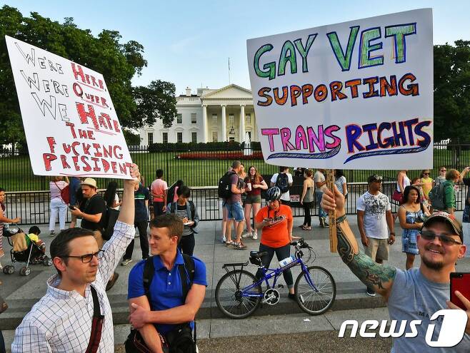백악관 앞에서 트랜스젠더 군입대 불허 지침에 항의하는 시위가 벌어지고 있다. (자료사진) © AFP=뉴스1