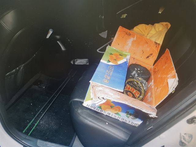 큰 아들의 승용차 뒷좌석에서 발견된 연탄 및 번개탄. 작은 아들이 조작한 증거였다. 전주 덕진경찰서 제공