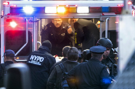 용의자 검거·이송 : 미국 뉴욕 경찰이 11일 오전 뉴욕 맨해튼 타임스스퀘어 인근에서 파이프폭탄 테러를 시도한 방글라데시 출신의 이민자 아카예드 울라흐를 현장에서 검거해 이송하고 있다.   AP 연합뉴스
