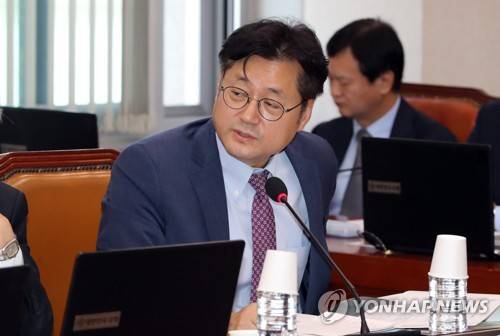 자료요청하는 홍익표 의원 (서울=연합뉴스) 최재구 기자 = 더불어민주당 홍익표 의원이 23일 국회에서 열린 국회 산업통상자원중소벤처기업위원회의 한국전력공사, 한국전력거래소, 한전KPS 등에 대한 국정감사에서 피감기관에 자료요청을 하고 있다. 2017.10.23 jjaeck9@yna.co.kr