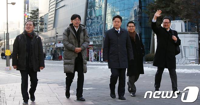 지난 11일 최승호 MBC 사장이 해직 후 복직된 기자들과 함께 서울 상암동 MBC 사옥으로 출근하고 있다.(MBC 노조 제공) 2017.12.11/뉴스1