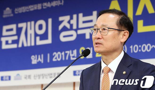 홍영표 국회 환경노동위원장. © News1 박정호 기자