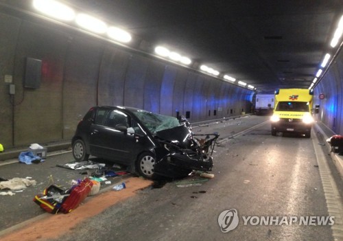 13일(현지시간) 스위스 고트하르트 터널에서 차량 충돌사고로 2명이 숨지고 4명이 다쳤다고 SRF 등 현지 언론이 전했다. 사진은 사고 현장. [CANTONAL POLICE URI/EPA=연합뉴스]
