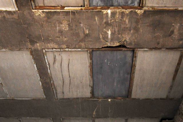 자유로 상 대전차방호벽 천장에 대형 차량에 의해 긁히고 부딪힌 흔적이 고스란히 남아 있다.