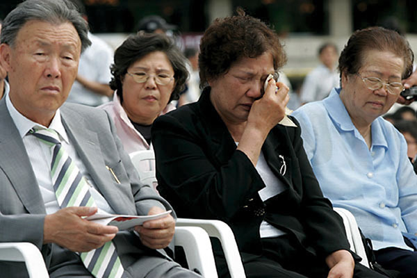 ⓒ미디어오늘 2007년 이한열 열사 20주기 추모제에서 박종철 열사의 아버지 박정기씨(왼쪽)가 이한열 열사의 어머니 배은심 여사(가운데), 전태일 열사의 어머니 이소선 여사와 나란히 참석했다.