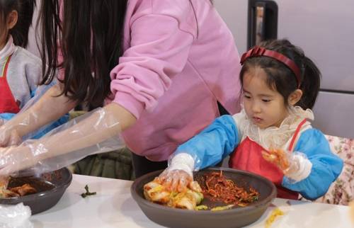 조물조물 어린이들이 손으로 김치를 담그고 있다(성연재 기자)
