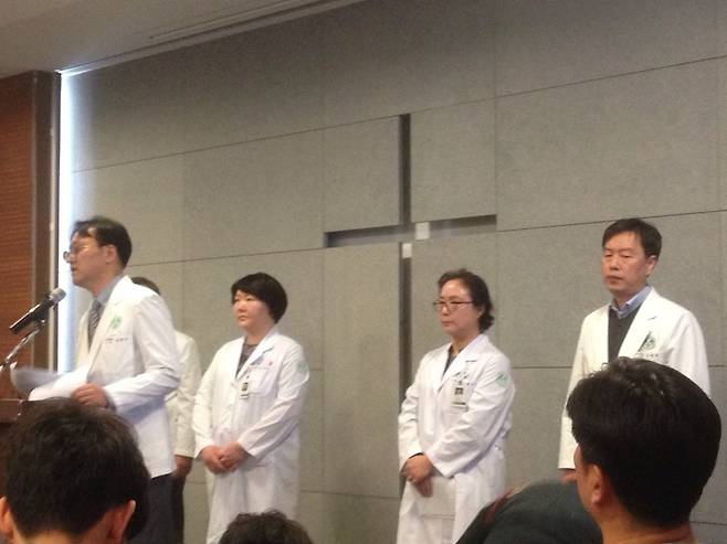 17일 오후 이대목동병원 정혜원 원장(왼쪽에서 세번째) 등이 전날 발생한 신생아 사망사고에 대한 기자회견을 열고 있다.