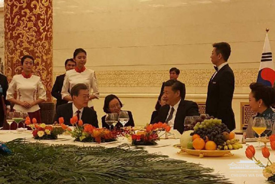 지난 14일 문재인 대통령과 시진핑 중국 국가주석이 국빈만찬장에서 대화를 나누고 있다. [사진 청와대]