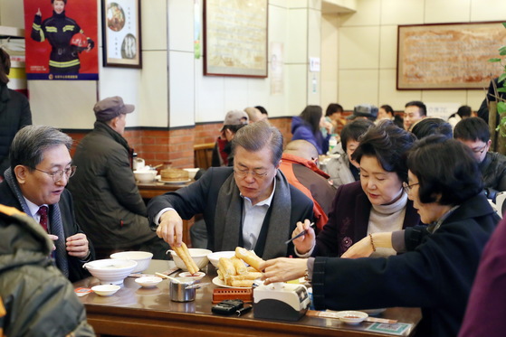 문재인 대통령과 김정숙 여사가 중국 베이징의 한 현지 음식점에서 노영민 주중대사 내외와 함께 아침 식사를 하고 있다. 김상선 기자